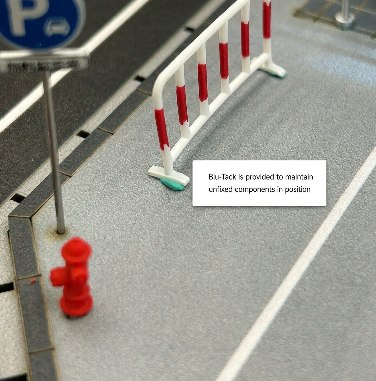 Shou Cang Jia 1:64 Model Cars Display Case – Japanese Convenience Store Miniature Diorama with LED Light